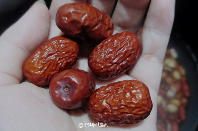 补血红豆粥,最后加入一把<a style='color:red;display:inline-block;' href='/shicai/ 2470'>红枣</a>,开启电饭煲煮粥模式