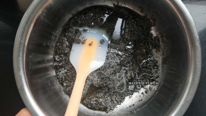 黑芝麻馅料,再加玉米油。也可以100克都用黄油。如果不喜欢黄油味太重就用黄油和植物油两种混合。如果喜欢馅料流淌的效果,油可以再多加10~20克。