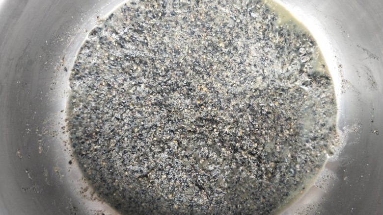 黑芝麻馅料,冷藏好以后会变的比原来硬,就用勺子挖了团成球。