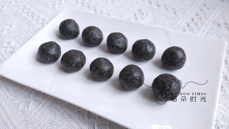 黑芝麻馅料,每个10克,12克,15克都可以。根据自己的需要。