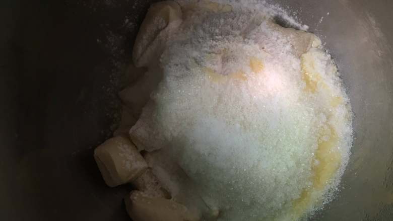 可可蛋糕吐司,把黄油以为的的主面团材料加入到厨师机,先慢速搅拌成团,再开中速搅拌至扩展阶段。