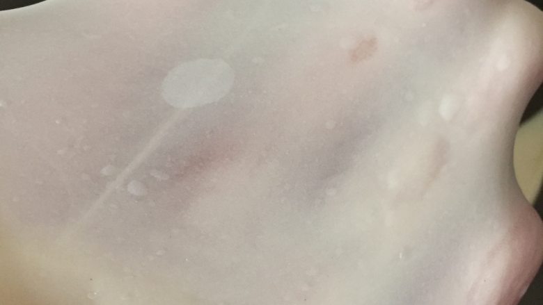 可可蛋糕吐司,搅拌至完全阶段的面团,可以拉出比较薄的膜。