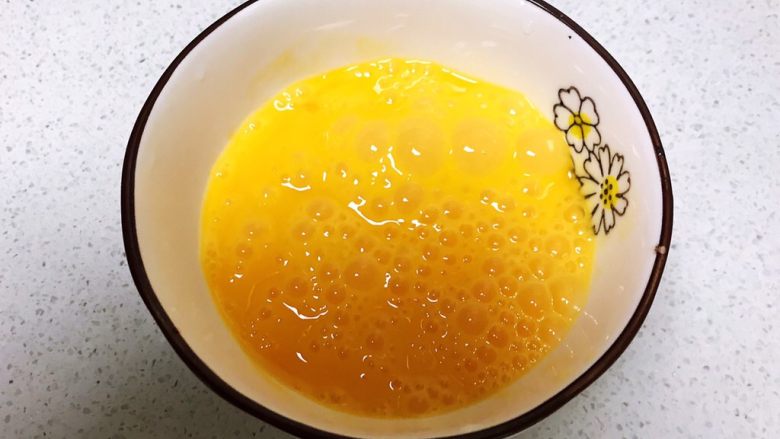 避风塘炒饭,鸡蛋打入碗里,加入1小勺<a style='color:red;display:inline-block;' href='/shicai/ 718'>料酒</a>调匀