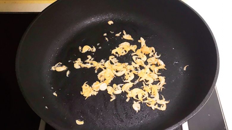 避风塘炒饭,油烧热后加入小海米,炒出香味