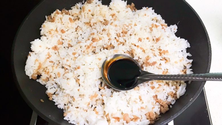 避风塘炒饭,翻炒均匀,加入调好的酱汁