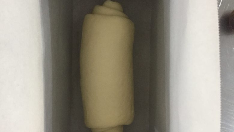 可可蛋糕吐司,把整形好的面团放入模具中,进行最后发酵。