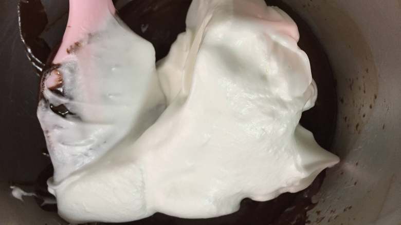 可可蛋糕吐司,把3分之1的蛋白霜加入到可可面糊中,以切拌方式搅拌均匀。