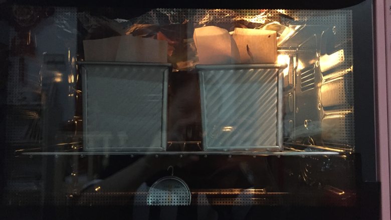 可可蛋糕吐司,烘烤了15分钟时,可以用刀在蛋糕表面划一刀,动作要快哦。蛋糕表面上色后盖上锡纸。