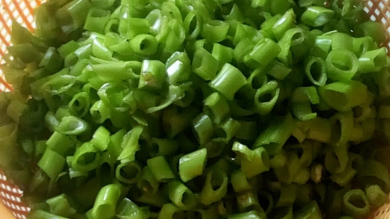 #边角料的春天# 什锦下饭香,空心菜梗切粒。