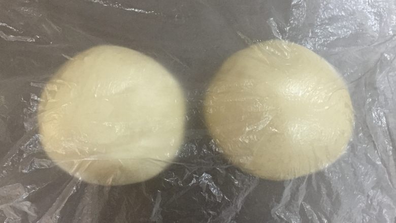 可可蛋糕吐司,松弛好的面团取出排气,平均分割成2份。滚圆后松弛15分钟。