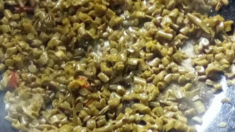 #边角料的春天# 什锦下饭香,先煽炒泡长豆粒,铲出。