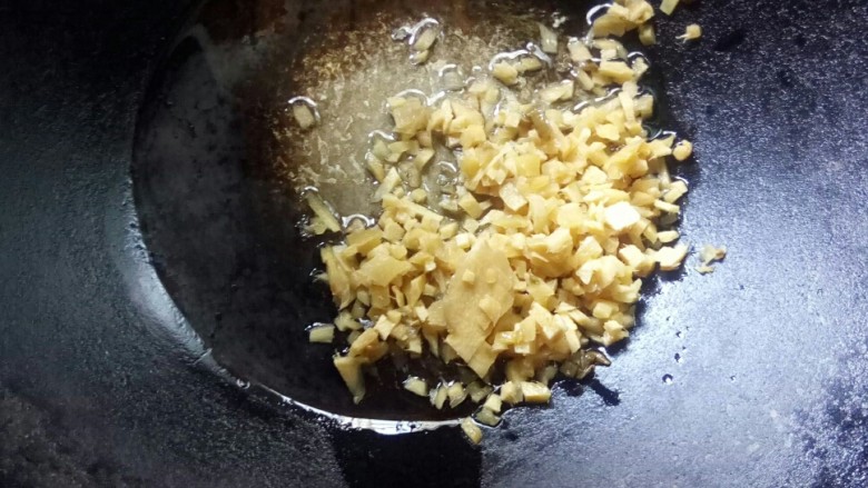 #边角料的春天# 什锦下饭香,锅洗净,倒菜籽油,放泡姜粒炒香。