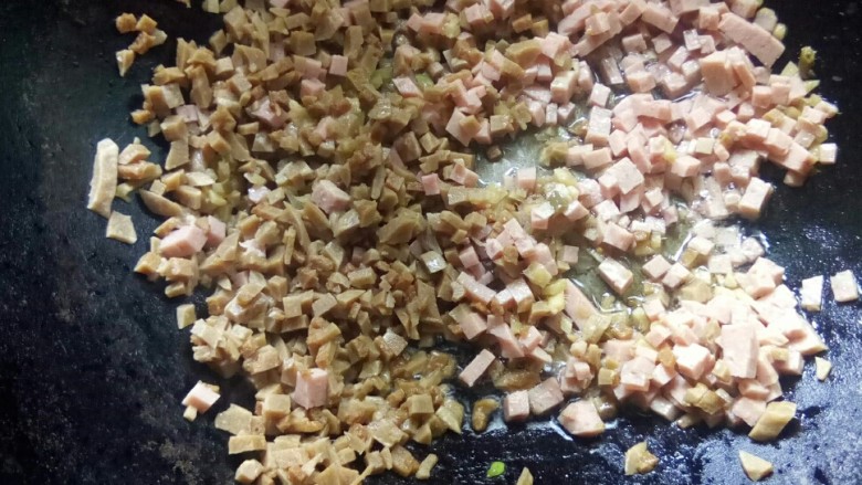 #边角料的春天# 什锦下饭香,放牛肉丸粒和午餐肉粒炒香后铲出。