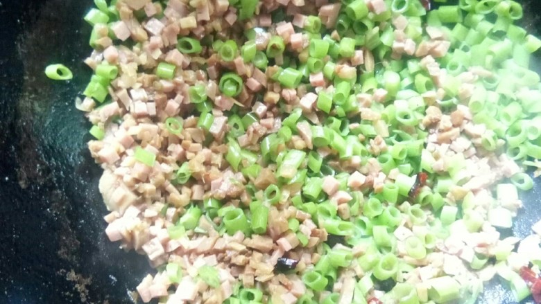 #边角料的春天# 什锦下饭香,放牛肉粒和午餐肉粒大火炒香。