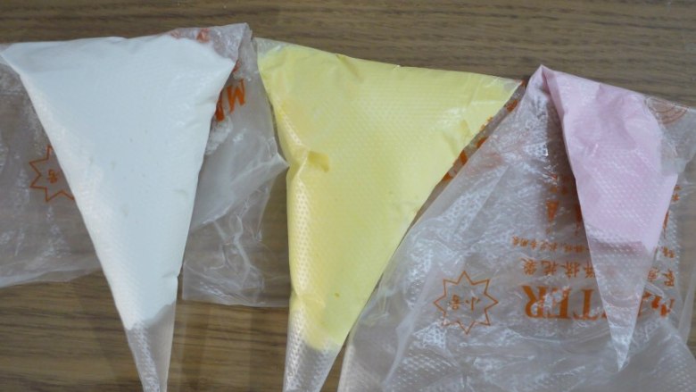 卡通马琳糖(无需熬糖版),蛋白霜加入食用色素,混合均匀后装入裱花袋备用。