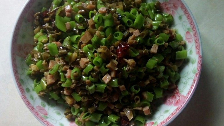 #边角料的春天# 什锦下饭香,盛入盘中。