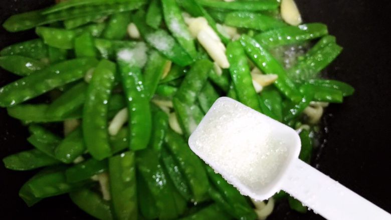 百合玉菇荷兰豆,加一丢丢细砂糖带出鲜味,翻炒均匀即可