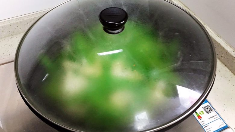 百合玉菇荷兰豆,盖上锅盖,小火焖煮2分钟