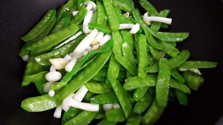 百合玉菇荷兰豆,转中大火,翻炒30秒