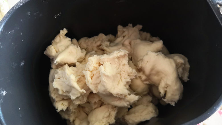 奶油吐司,将发酵好的面团撕成小块,放入面包机里,