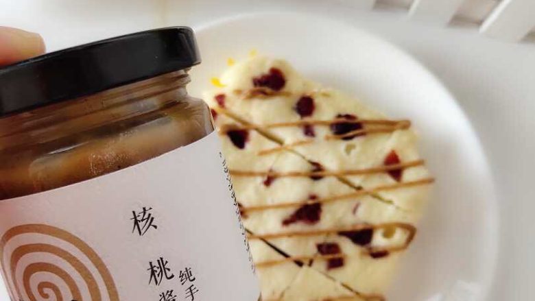 蔓越莓山药鸡蛋糕,倒扣 脱模 切块 淋上核桃酱