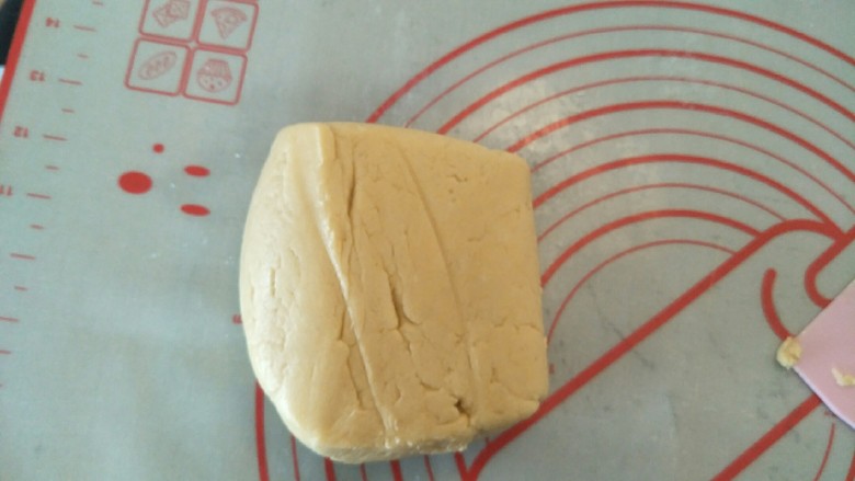 酥渣渣桃酥饼,转到案板上切一小半,用保鲜膜包好。
