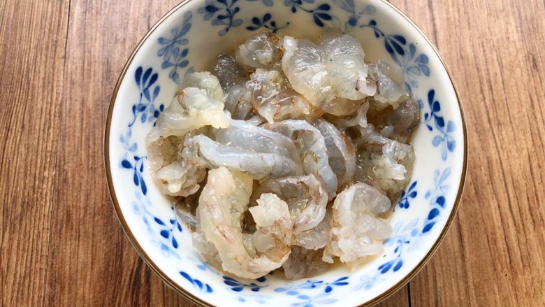 虾仁蒸蛋,明虾浸泡好,剥掉虾壳,在虾背开一刀,去掉虾线,清洗干净放入碗里,加入少许盐,少许料酒,少许白胡椒粉,搅拌均匀,腌制一会。