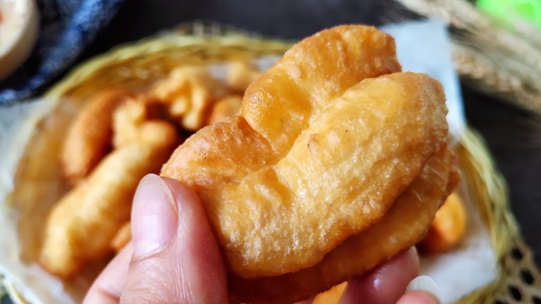 简单快手炸油条,看一下特写,胖胖的小油条炸好。
