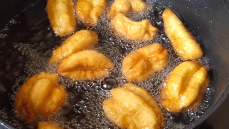 简单快手炸油条,小油条,同样。炸到金黄酥脆,