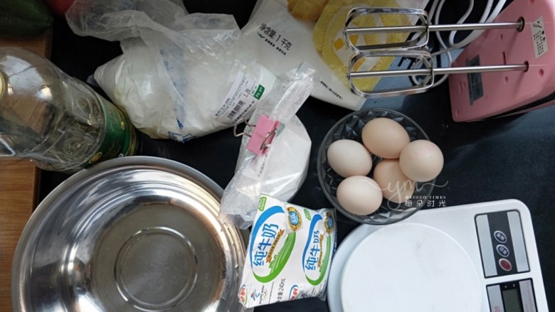 斑马纹戚风蛋糕,准备所需食材,工具,蛋糕模具用的是8寸活底戚风模具。