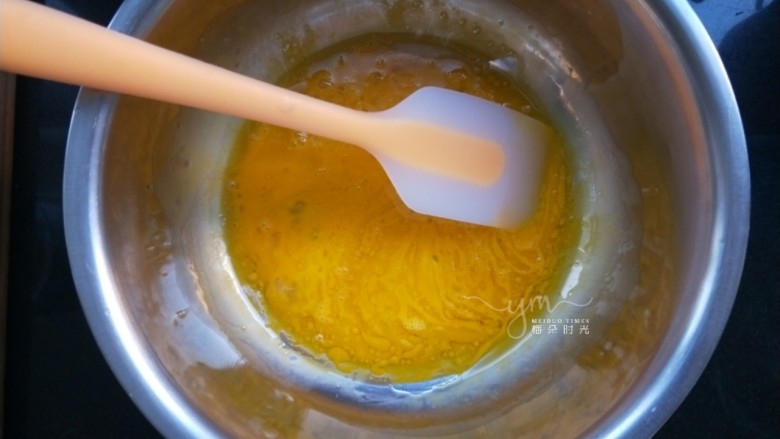 斑马纹戚风蛋糕,蛋黄打散,加入玉米油,充分搅拌均匀
