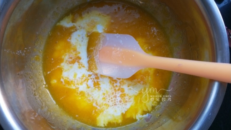 斑马纹戚风蛋糕,再加入牛奶,搅拌均匀