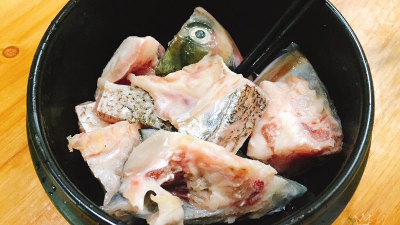 鱼头豆腐汤,拌一下,去下腥味。