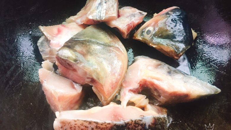 鱼头豆腐汤,起油锅,鱼头小火煎两面