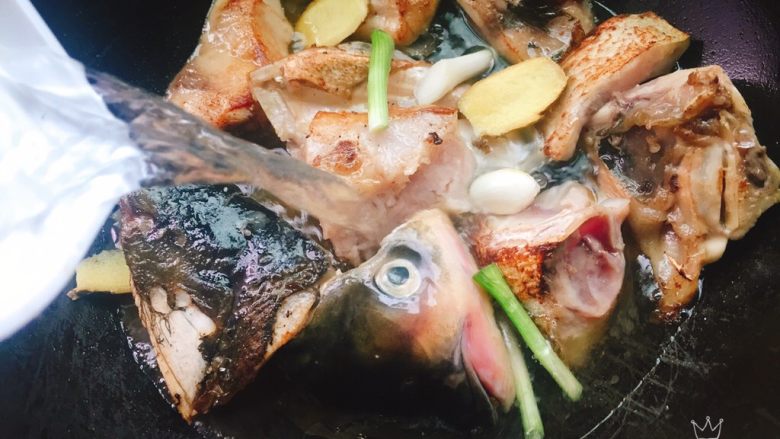 鱼头豆腐汤,鱼头煎黄后,开大火,加入烧好的开水,