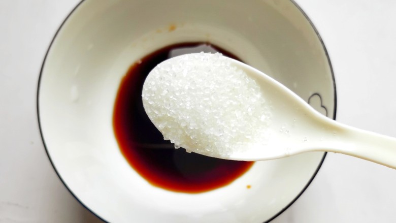 鱼香鸡蛋(内附鱼香汁的调制),一勺白糖。