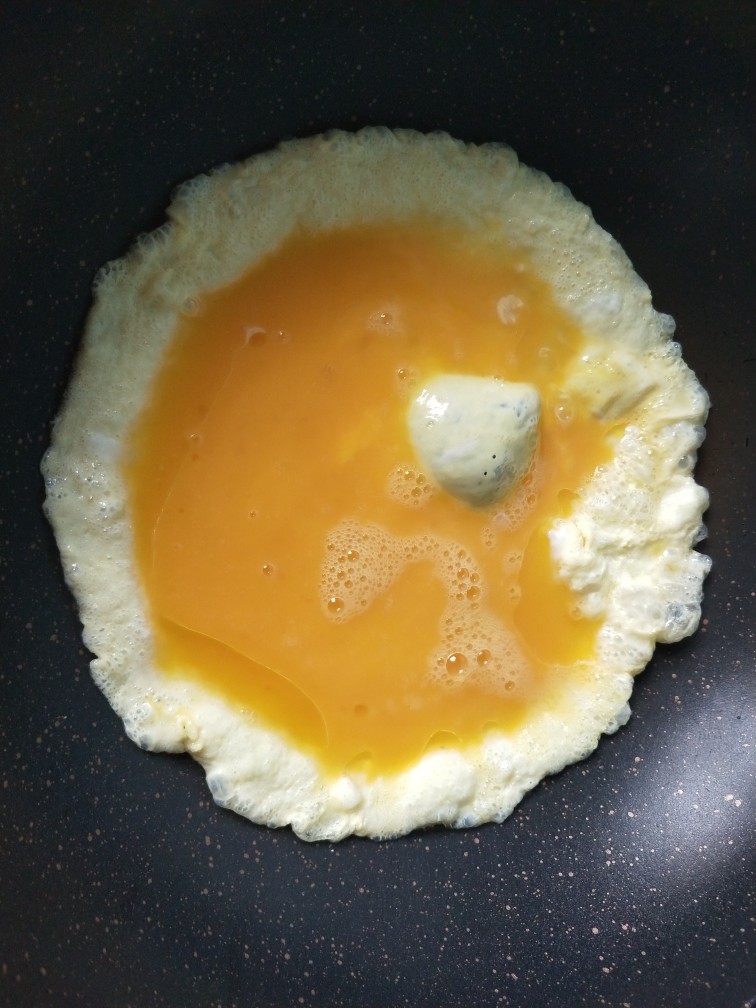 鱼香鸡蛋(内附鱼香汁的调制),锅内放油,倒入鸡蛋。