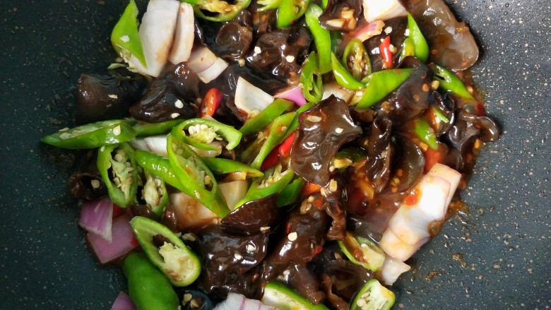 鱼香鸡蛋(内附鱼香汁的调制),倒入杭椒,小米椒,洋葱,放盐翻炒