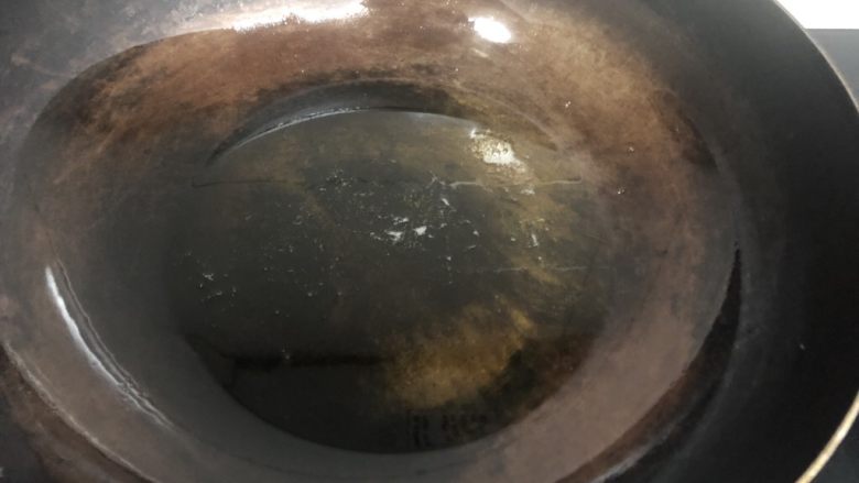 香菇牛肉酱,起锅热油,油要多放一些。