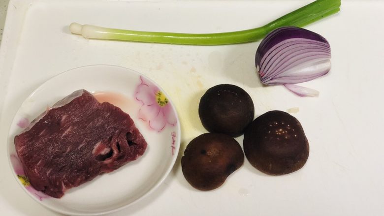 香菇牛肉酱,准备食材,忘记拍酱,见下一张图吧。