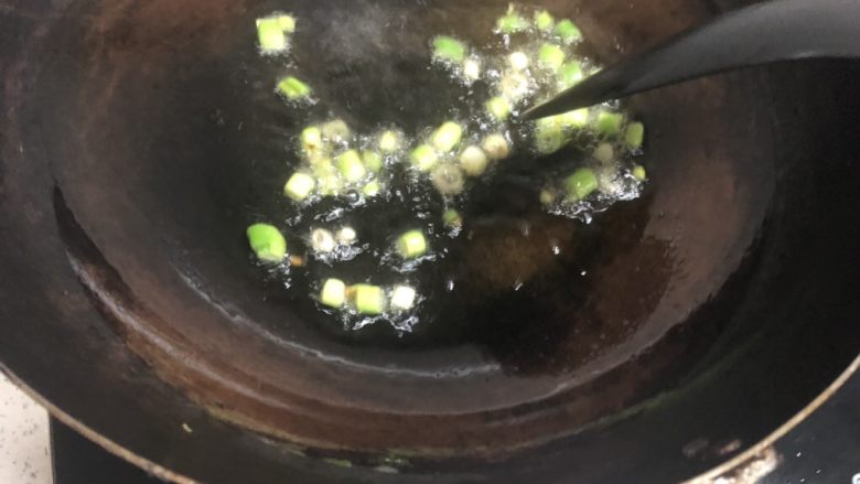 香菇牛肉酱,油热下葱末,爆香。