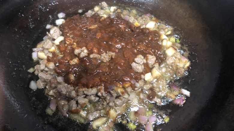 香菇牛肉酱,牛肉熟了后,将<a style='color:red;display:inline-block;' href='/shicai/ 705'>豆瓣酱</a>炒匀码在上面,不要翻炒,炸两分钟。所以一定要多放油。