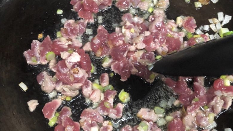 香菇牛肉酱,爆香葱末后,下牛肉粒翻炒。