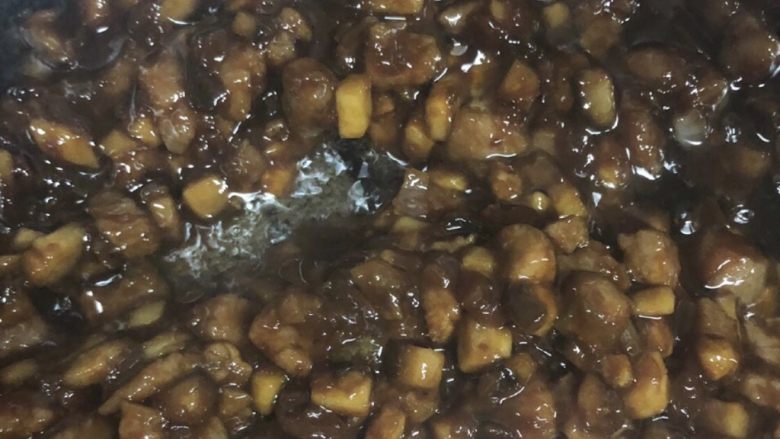 香菇牛肉酱,炸两分钟后,翻炒,让每粒食材都裹上酱。炒两分钟即可。