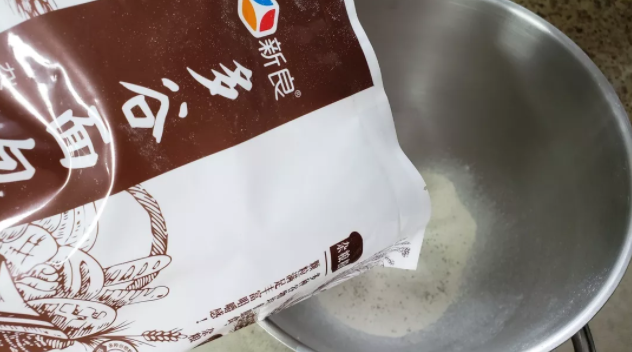 战斗民族的大列巴,在厨师机桶内加入多谷物面包粉，多谷面包粉不仅营养全而且口感也更加丰富，如果没有的话可以替换为等量的高筋面粉
