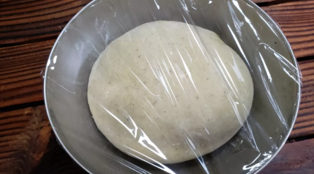 战斗民族的大列巴,把揉好的面团放在容器中，上面覆盖保鲜膜，进行基础发酵
