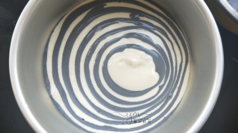 斑马纹戚风蛋糕,重复上面的动作。一勺原色,一勺黑色,再一勺原色,再一勺黑色。重复。过程中既要动作快,又要仔细。