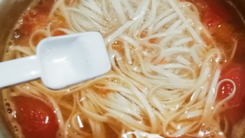 番茄鸡肉汤面,面条煮熟 放入盐