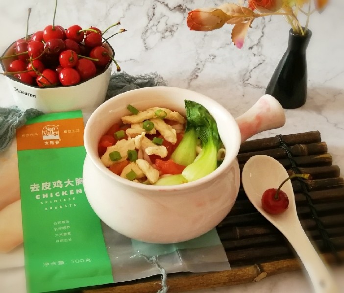 番茄鸡肉汤面,撒上香葱圈