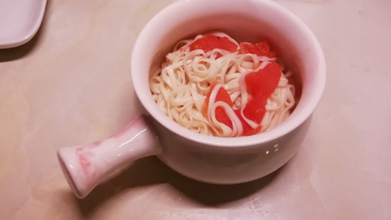 番茄鸡肉汤面,取出汤碗 盛入番茄面条